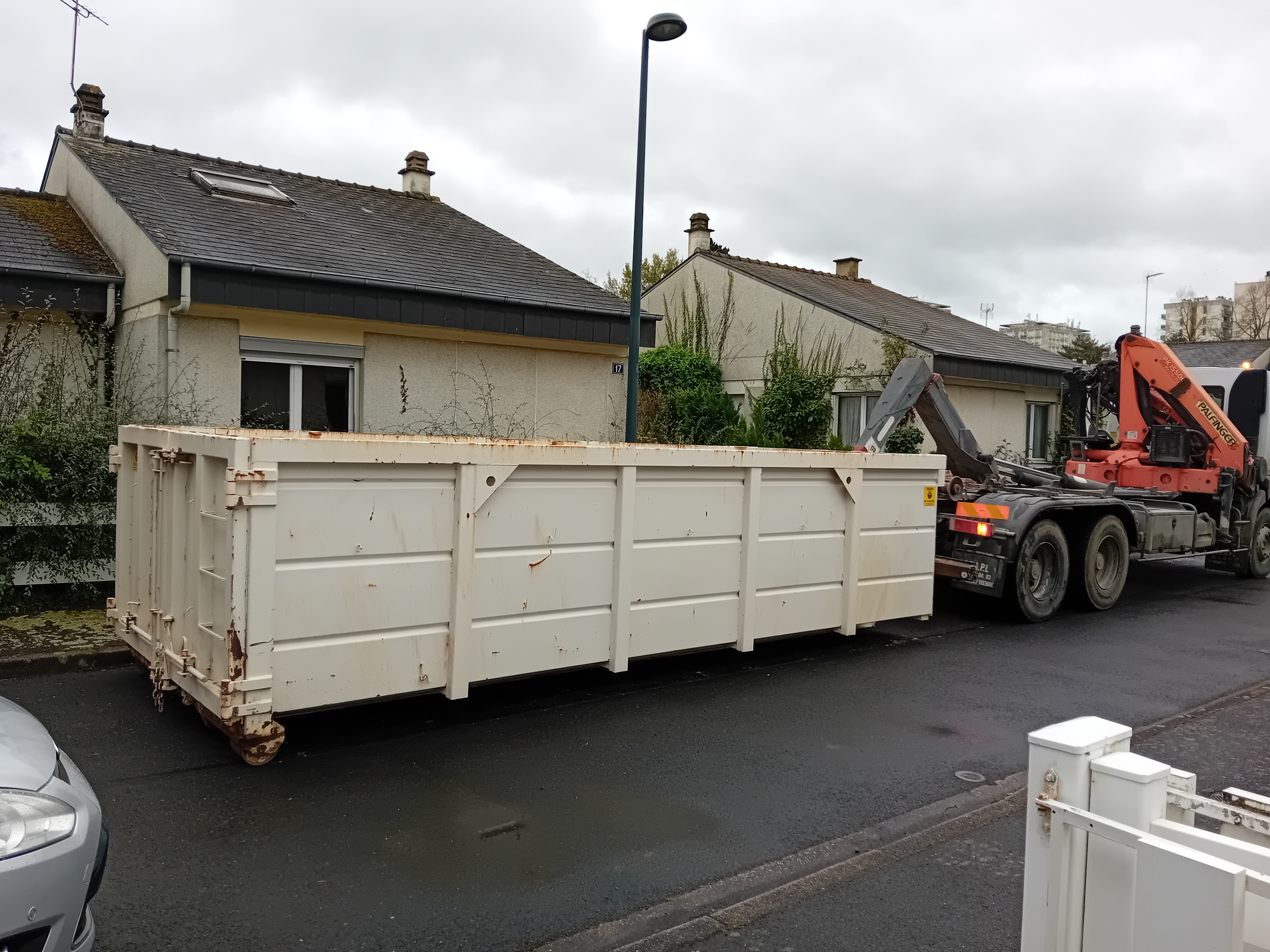 Camion et benne pour la collecte de déchets